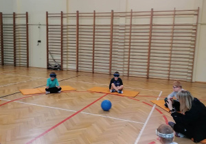 Dzieci na zajęciach rewalidacji motorycznej - gra w piłkę dźwiękową.