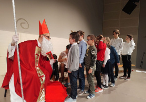 Uczniowie podchodzą do św. Mikołaja.