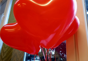 Czerwone balony w kształcie serca.