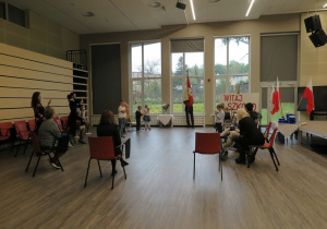 Pierwszoklasiści śpiewają piosenkę - Kolorowe kredki