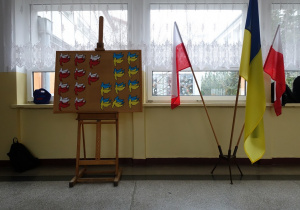 Flagi Polski i Ukrainy. Kolorowe gołąbki pokoju tworzące flagi Polski i Ukrainy.
