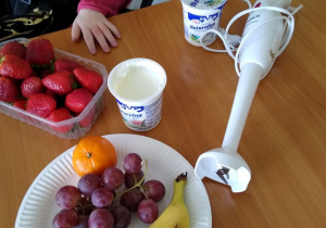 Blender i składniki do przygotowania soku owocowego.