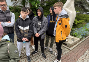 Grupa chłopców czekających przed budynkiem Urzędu Miasta Łodzi.