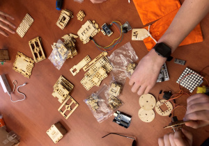 Drewniane elementy do konstrukcji robota.