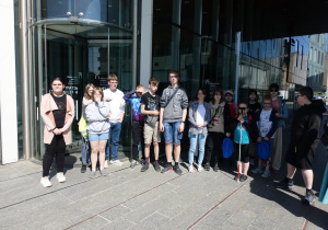 Uczniowie przed budynkiem Filharmonii.