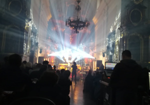 Gra świateł podczas uroczystości