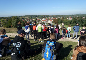 Uczniowie podziwiają panoramę ze wzgórza zamkowego.