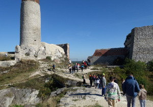 Uczniowie zwiedzają ruiny zamku Olsztyn.
