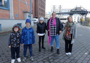 Dzieci z nauczycielkami przed budynkami zabytkowej elektrowni EC1.
