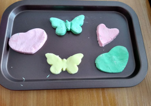 Motylki i serduszka wykonane z ciastoliny.