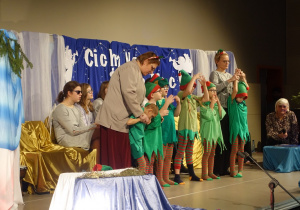 Przedszkolaki w strojach elfów na scenie.