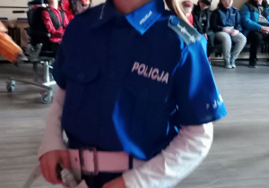 Chłopiec w stroju policjanta.