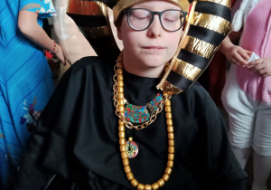 Chłopiec w stroju faraona.