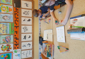 Dzieci budują z klocków trójkąty.