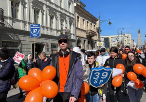 Uczniowie maszerujący ulicą Piotkowską.