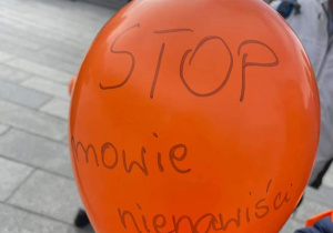 Pomarańczowy balon z napisem "Stop mowie nienawiści."