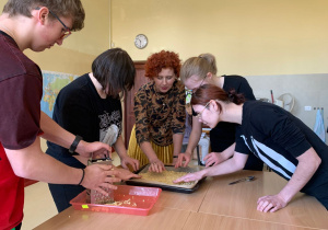 Uczniowie w trakcie przygotowywania ciasta.