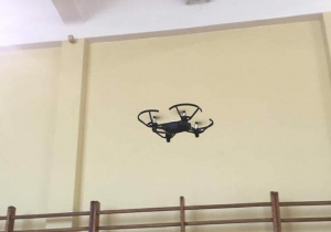 Latający dron w sali gimnastycznej