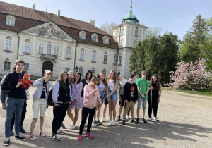 Uczniowie stojący przed Pałacem w Nieborowie.