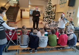 Ksiądz Turek składa dzieciom życzenia świąteczne