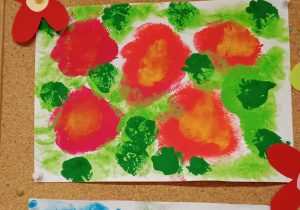Laurki z namalowanymi farbami kwiatami.