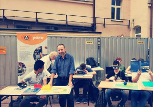 Uczniowie podczas lekcji ze swoimi nauczycielami