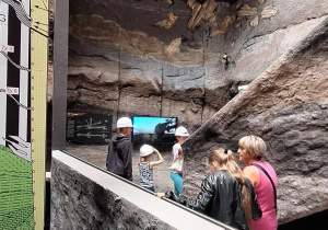 Uczniowie zwiedzają kopalnię.