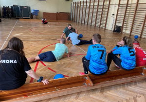 Uczniowie podczas pokazu goalballa.