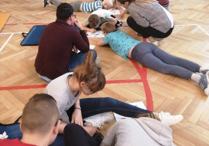 Uczniowie rozwiązujący zadania konkursowe