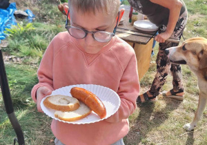 Chłopiec z talerzykiem z jedzeniem.