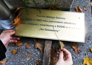 Tabliczka informująca, że patronem pomnika jest młodzież z SOSW nr 6