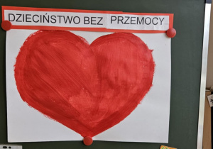 Kartka z namalowanym sercem, nad nim napis: Dzieciństwo bez przemocy.