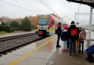 Uczniowie czekają na pociąg.