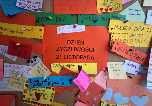 Tablica z kartkami życzliwości.