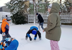 Zabawy na śniegu - rzucanie kulkami.