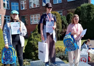 Uczniowie na podium.