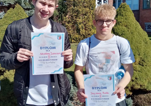 Uczniowie z dyplomami.