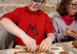 Dziewczynki pracują z gliną.