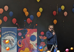 Dziewczynka na scenie podczas występu.