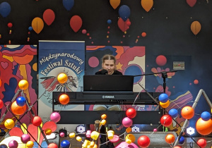 Dziewczynka na scenie podczas występu.