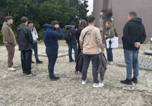 Uczniowie przed pomnikiem Pękniętego Serca