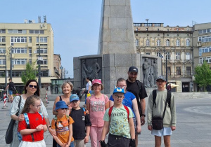 Uczniowie na Placu Wolności przed pomnikiem T. Kościuszki.