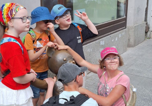 Uczniowie obok pomnika Misia Uszatka.