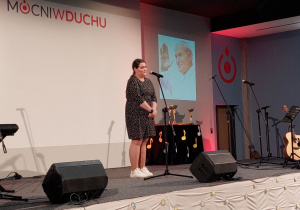 Uczennica na scenie.