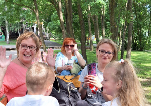 Uczestniczy odpoczywają na ławce.