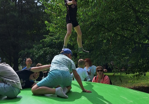 Dzieci skaczą na dmuchanych zabawkach.