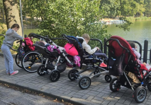 Dzieci na spacerze nad stawem.