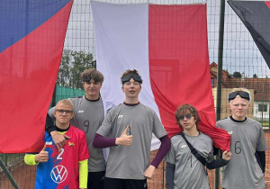 Nasza drużyna na tle flagi Polski.