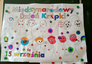 Tablica z napisem "Dzień Kropki" i ludzikami.