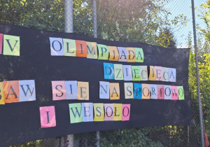 Plakat z napisem: XXV Olimpiada Dziecięca - baw się na sportowo i wesoło.